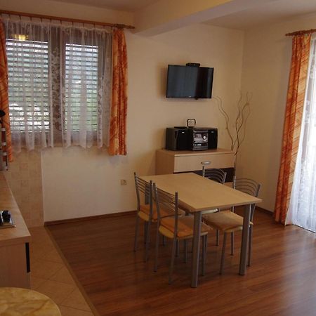 Apartments With A Parking Space Igrane, Makarska - 13535 Bilik gambar