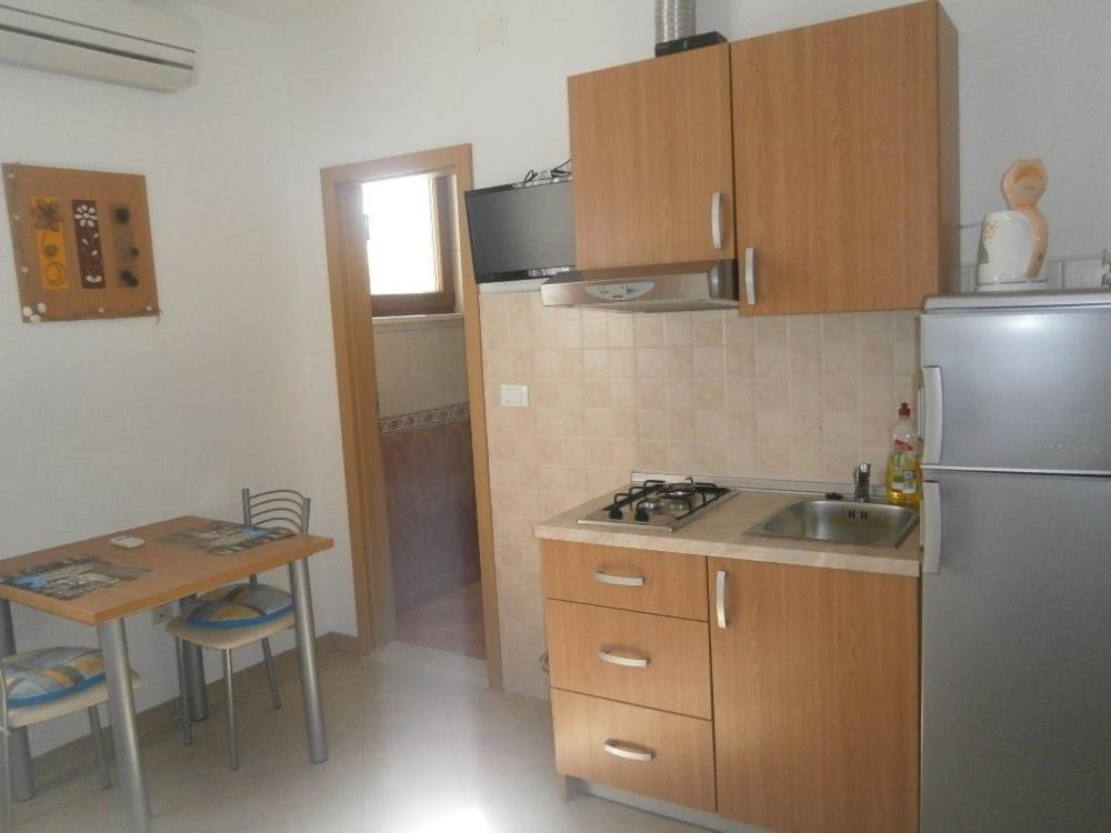 Apartments With A Parking Space Igrane, Makarska - 13535 Bilik gambar