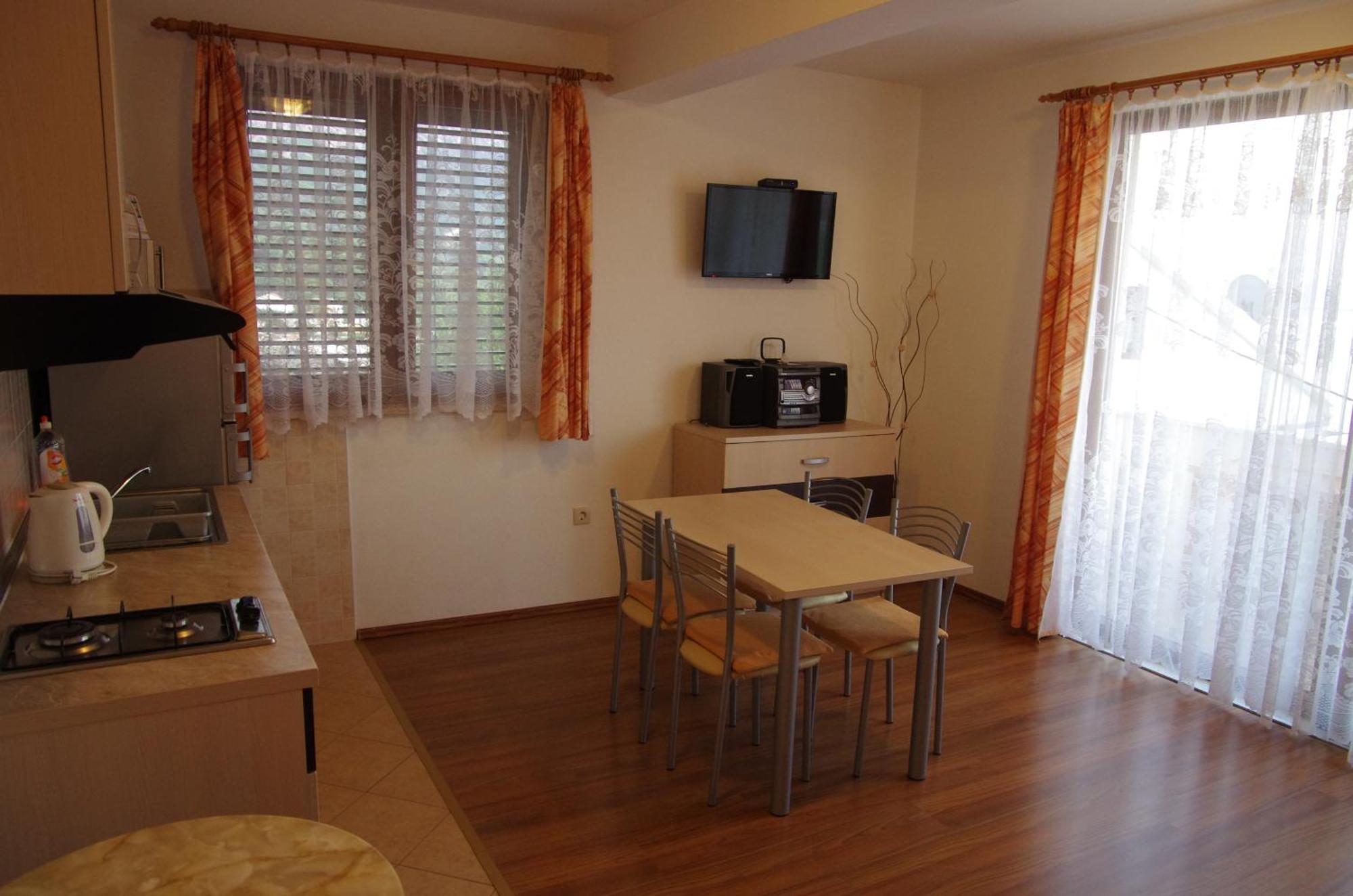 Apartments With A Parking Space Igrane, Makarska - 13535 Bilik gambar